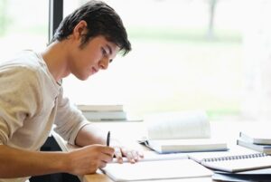 Perbedaan Transitive dan Intransitive Verb & Contohnya